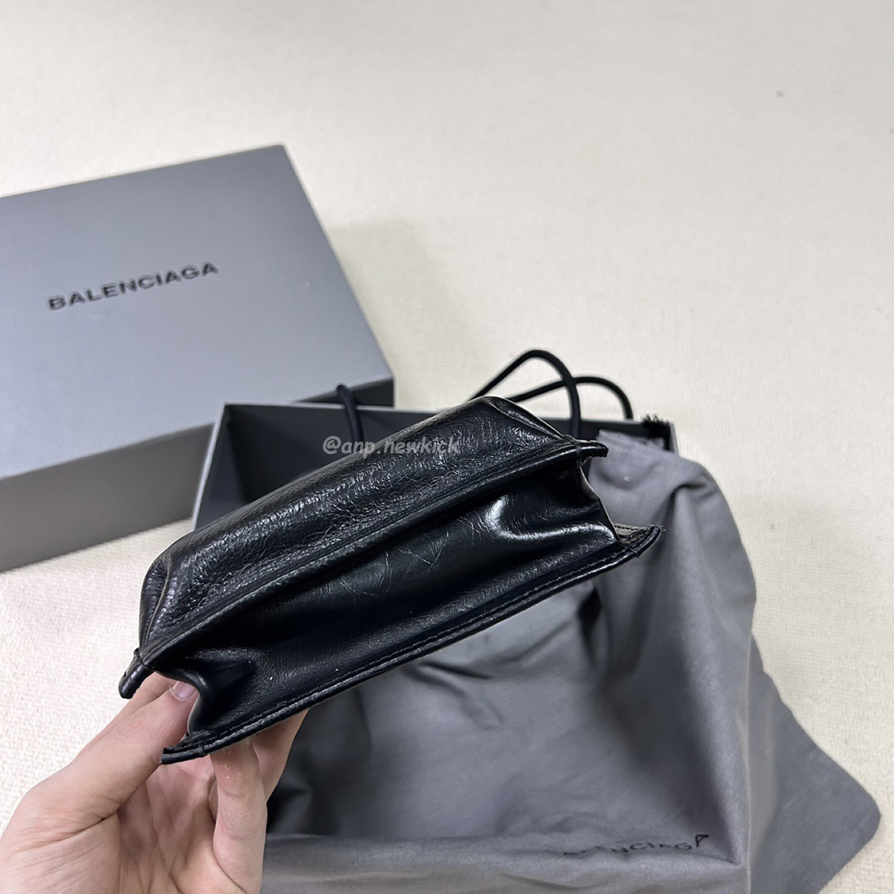 Balenciaga Explorer Arena Cracked Leather Messenger Bag Black (12) - www.newkick.vip